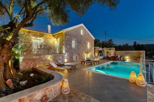 Bazén v ubytování Fiscardo Luxury Stone Villa Alex ,with sunset view! nebo v jeho okolí