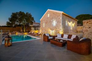 Bazén v ubytování Fiscardo Luxury Stone Villa Alex ,with sunset view! nebo v jeho okolí