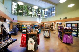 una tienda con mucha ropa en exhibición en Yosemite Valley Lodge en Yosemite Village