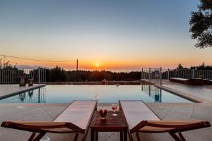 Bazén v ubytování Fiscardo Luxury Stone Villa Alex ,with sunset view! nebo v jeho okolí