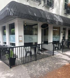 un restaurante con una valla negra frente a un edificio en Camas Boutique Hotel, en Camas