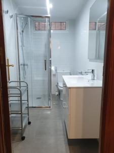 La salle de bains est pourvue d'une douche, d'un lavabo et de toilettes. dans l'établissement Millan Astray, à Ceuta