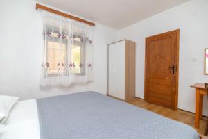 Posteľ alebo postele v izbe v ubytovaní Apartment Robinzon Lantana