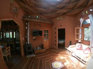 a living room with a couch and a wooden ceiling at Flor de Vida Geocabañas - Casa Gala in La Esmeralda 