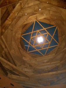 a ceiling with a light in the middle at Flor de Vida Geocabañas - Casa Gala in La Esmeralda 