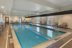 丹佛的住宿－丹佛市中心主要套房酒店，一个带桌椅的大型游泳池