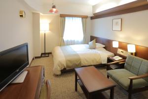 Giường trong phòng chung tại Kurashiki Kokusai Hotel