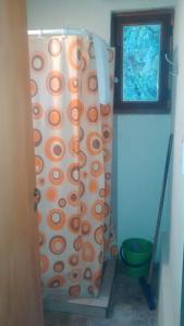 uma casa de banho com chuveiro e cortina de chuveiro em Casita Los Retoños en San Marcos Sierras em San Marcos Sierras