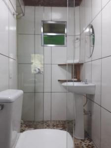 帕拉蒂的住宿－Siqueira, aluguéis para temporadas，一间带卫生间和水槽的浴室