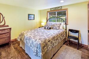 Кровать или кровати в номере Obstruction Pass Cottage