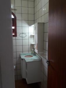 uma casa de banho com um lavatório e um espelho em Hostel Equilíbrio em Florianópolis