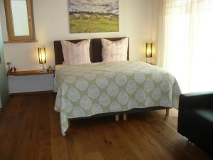 Un pat sau paturi într-o cameră la Rooster BnB American Style Boutique Haus - made with Love!
