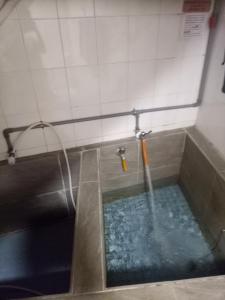 台北的住宿－wegold house溫泉套房-月租長租-請來訊確認訂房，装满水的浴缸