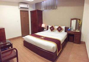 um quarto com uma cama grande num quarto em Golf Star Hotel em Cidade de Ho Chi Minh