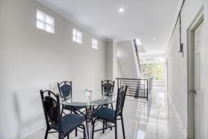 a dining room with a table and chairs at RedDoorz near Condongcatur Bus Station in Yogyakarta