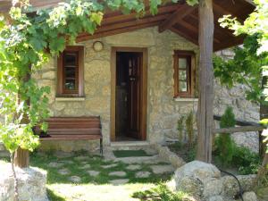 Um jardim no exterior de Quinta Do Circo - Serra Da Estrela - Turismo Rural