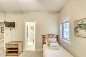 um quarto com uma cama, uma televisão e uma janela em 207 Belted Kingfisher em Kiawah Island