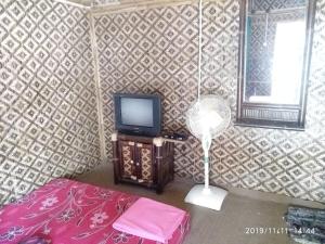 Μια τηλεόραση ή/και κέντρο ψυχαγωγίας στο Penginapan Griya Watukelir