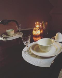 een tafel met borden, kommen en glazen erop bij Bed & breakfast Yerseke in Yerseke