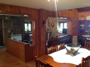 uma sala de jantar com uma mesa com uma tigela em Quinta Do Circo - Serra Da Estrela - Turismo Rural em Cortes do Meio