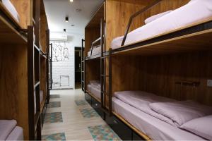 - un couloir avec des lits superposés dans une auberge de jeunesse dans l'établissement хостел Hi Loft, à Omsk