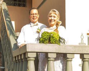 un hombre y una mujer de pie en un balcón en Suite Dreams Inn by the Beach en Key West