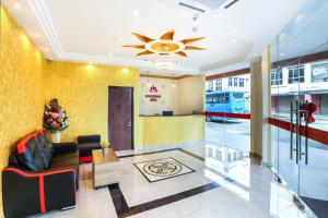a lobby of a building with a waiting room at OYO 89387 Sun Keerana Hotel in Klang