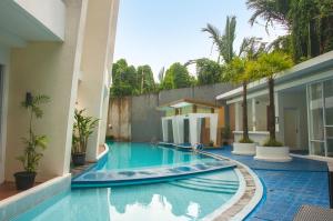 a swimming pool in the middle of a building at Hotel Santika Bangka in Pangkal Pinang