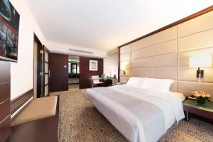 Postel nebo postele na pokoji v ubytování Regal Kowloon Hotel