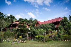 a house with a cemetery in front of a house at บ้านสวนศรเพชร in Phetchabun