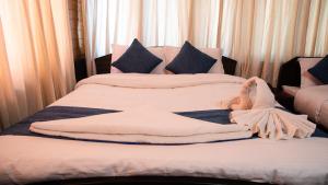 zwei Betten mit Handtüchern und ein Hund, der darauf liegt in der Unterkunft Hotel Green Horizon in Kathmandu