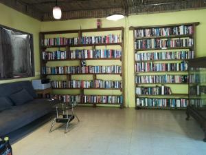 una sala de estar con varios estantes de libros en Hapla beach cottage, en Ko Kho Khao