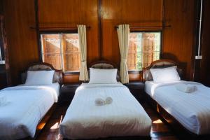 Postel nebo postele na pokoji v ubytování Punyin Hotel Inthanon -ปั้นหยิ่น โฮเทล