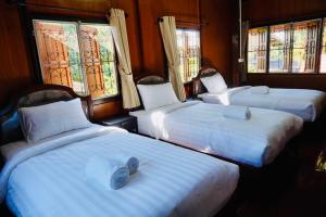 Ένα ή περισσότερα κρεβάτια σε δωμάτιο στο Punyin Hotel Inthanon -ปั้นหยิ่น โฮเทล