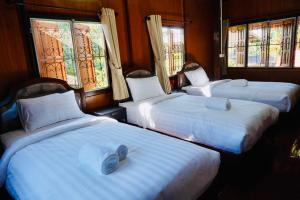 Postel nebo postele na pokoji v ubytování Punyin Hotel Inthanon -ปั้นหยิ่น โฮเทล