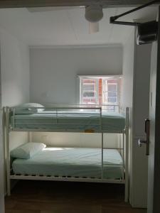 Postel nebo postele na pokoji v ubytování Mumma's Hostel Surfers Paradise