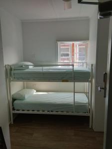 Postel nebo postele na pokoji v ubytování Mumma's Hostel Surfers Paradise