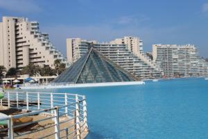 アルガロボにあるSan Alfonso del Mar, Algarroboの建物を背景にしたビーチのピラミッド