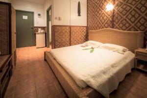1 dormitorio con 1 cama grande en una habitación en Tufi Resort, en Tufi