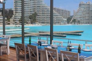 アルガロボにあるSan Alfonso del Mar, Algarroboのプールサイドのレストラン(テーブル、椅子付)