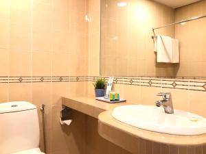 y baño con lavabo y aseo. en JO Hotel Johor Bahru en Johor Bahru
