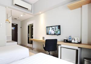 En tv och/eller ett underhållningssystem på BATIQA Hotel & Apartments Karawang