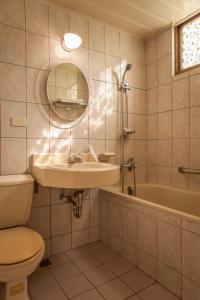 豐原的住宿－真正好旅店，浴室配有盥洗盆、卫生间和浴缸。