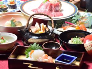 una mesa cubierta con platos de comida y una tetera en Grand Park Hotel Okubiwako Makino, en Takashima