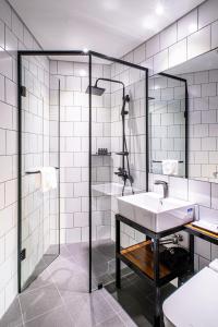 W łazience znajduje się umywalka i prysznic. w obiekcie Glue Hotel w Seulu