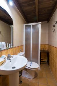 A bathroom at Hostal Rural La Fonda Del Rocio
