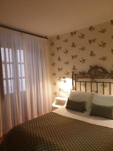 a bedroom with a bed and a wall with butterflies at Las Nieves in Granada