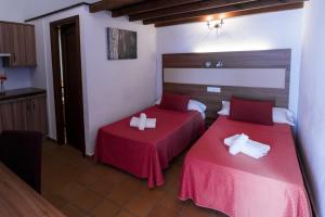 A bed or beds in a room at Hostal Rural La Fonda Del Rocio
