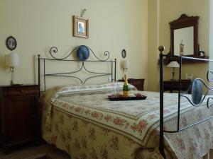 sypialnia z łóżkiem z tacą ze świecami w obiekcie Relais Buonfanti w mieście Pistoia