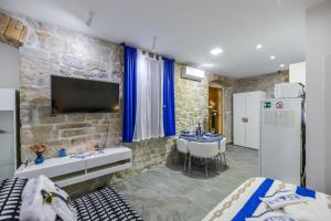 um quarto com 2 camas, um lavatório e um frigorífico em MarMar em Split